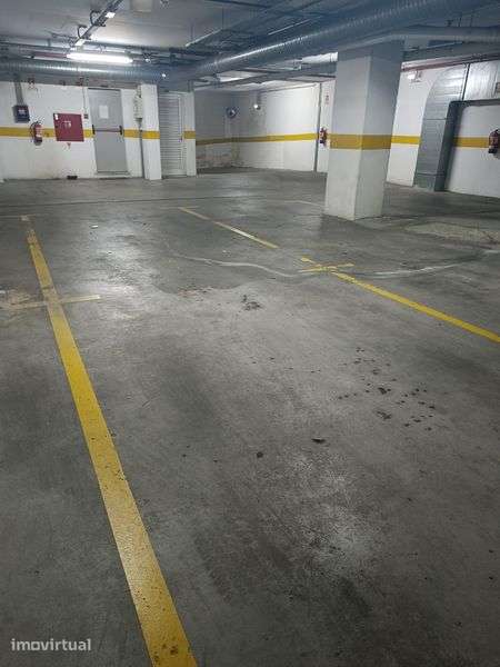 Garagem com estacionamento - Grande imagem: 3/5