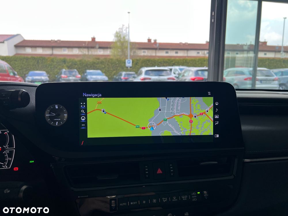 Lexus ES 300h Business Edition + - 28