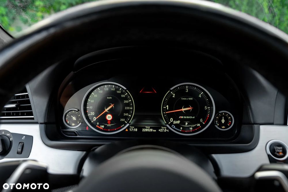 BMW Seria 5 M550d xDrive Sport-Aut - 32