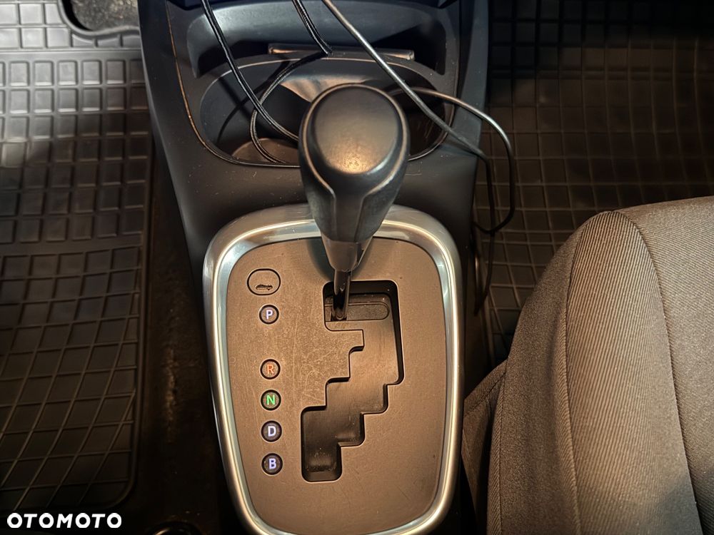 Toyota Yaris Hybrid 100 Dynamic - 19
