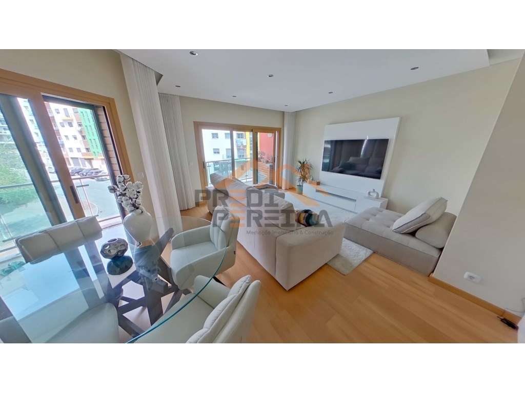 Situado na Urbanização Jardim da Amoreira, T2 com varanda, arrecada... - Grande imagem: 4/26