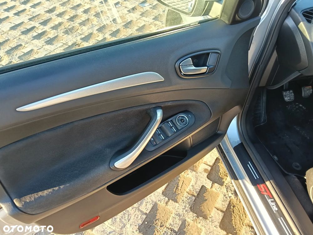 Ford Mondeo 2.0 Ghia - 13