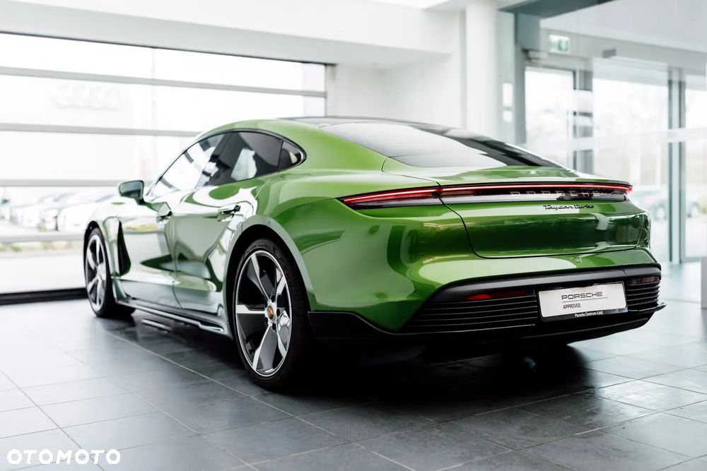 Porsche Taycan Turbo - 9