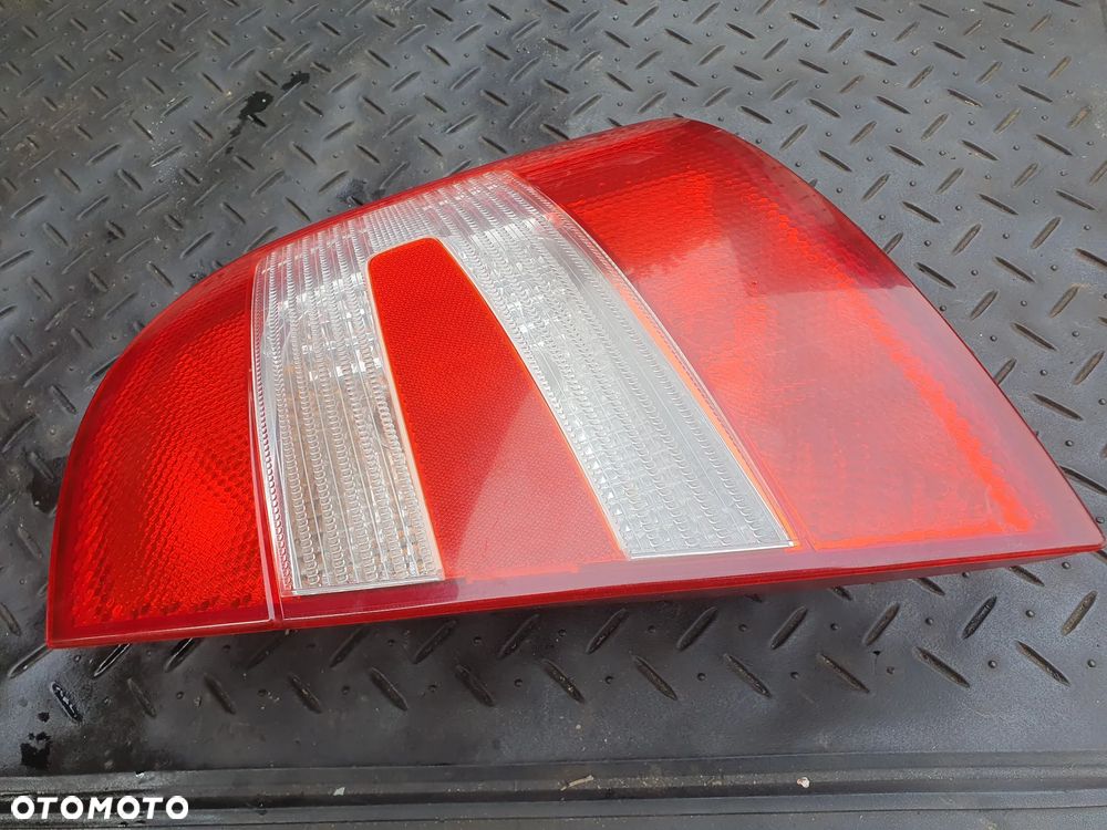 SKODA FABIA 04-07 LIFT HB LAMPA PRAWY TYŁ PRAWA TYLNA 6Y6945112B EUROPA + WTYCZKA INSTALACJA POSIADAM 2 SZT - 2