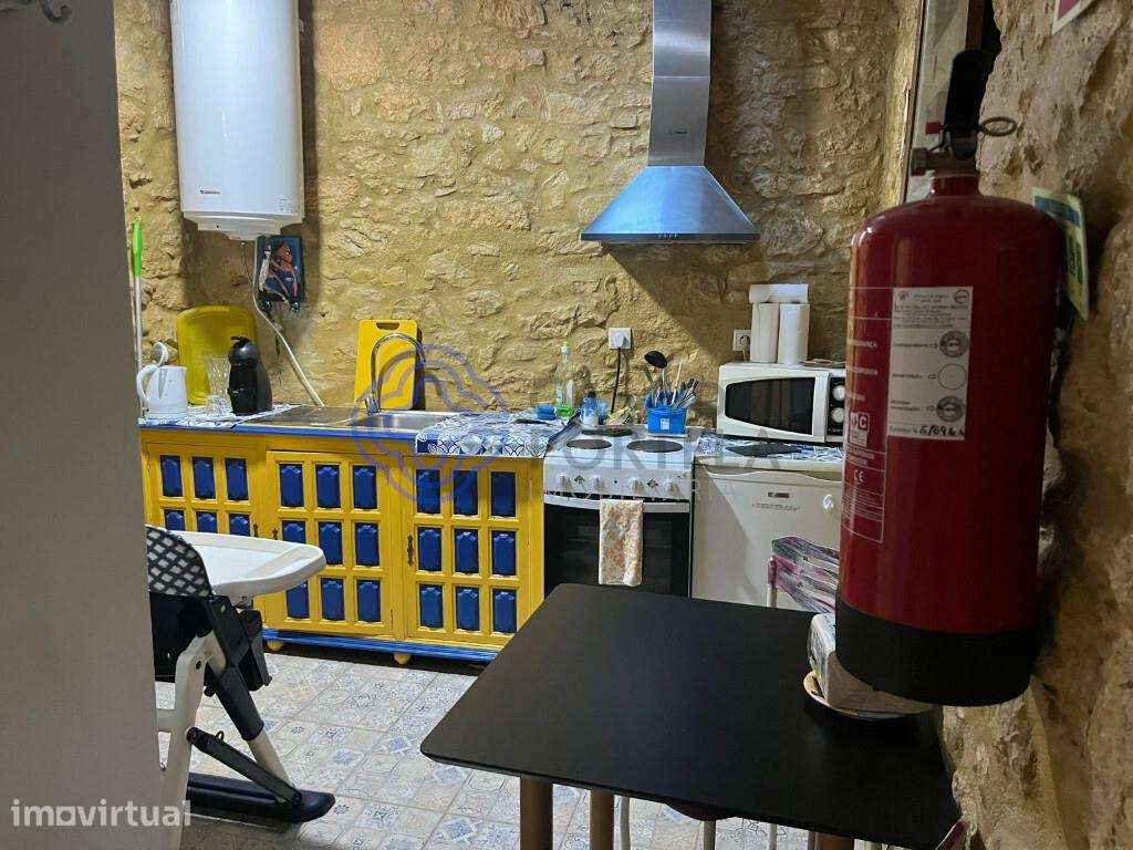 Prédio com alojamento local totalmente mobilado na zona histórica da C - Grande imagem: 4/36