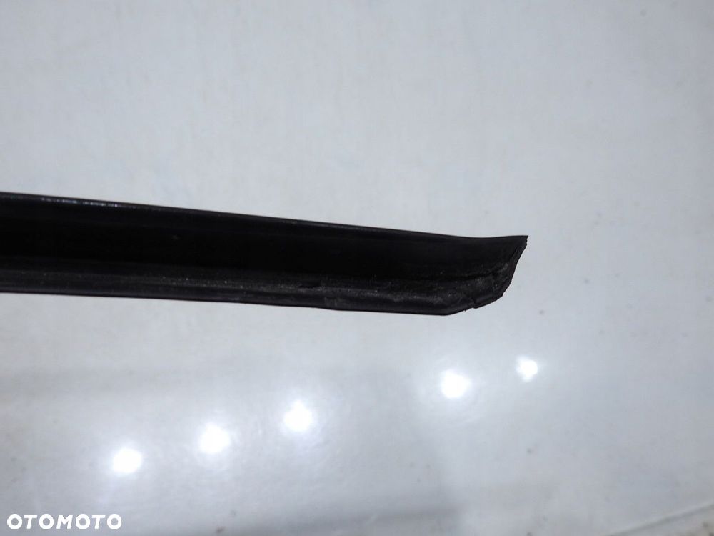 LISTWA SZYBY CZOŁOWEJ PRAWA AUDI A4 B7 - 6
