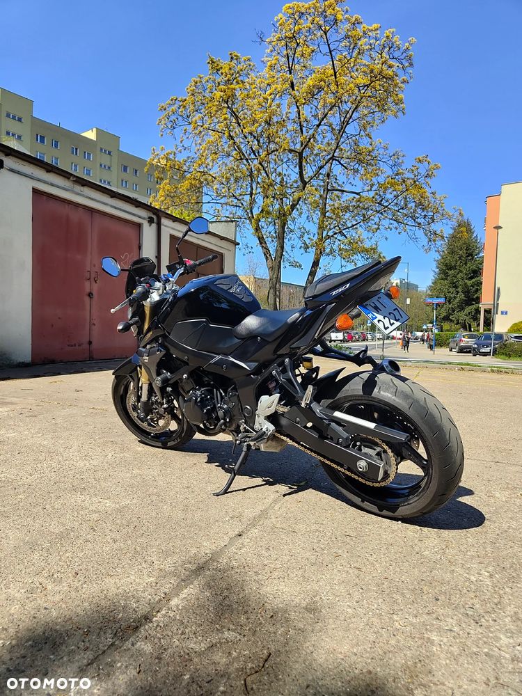 Suzuki GSR - 4