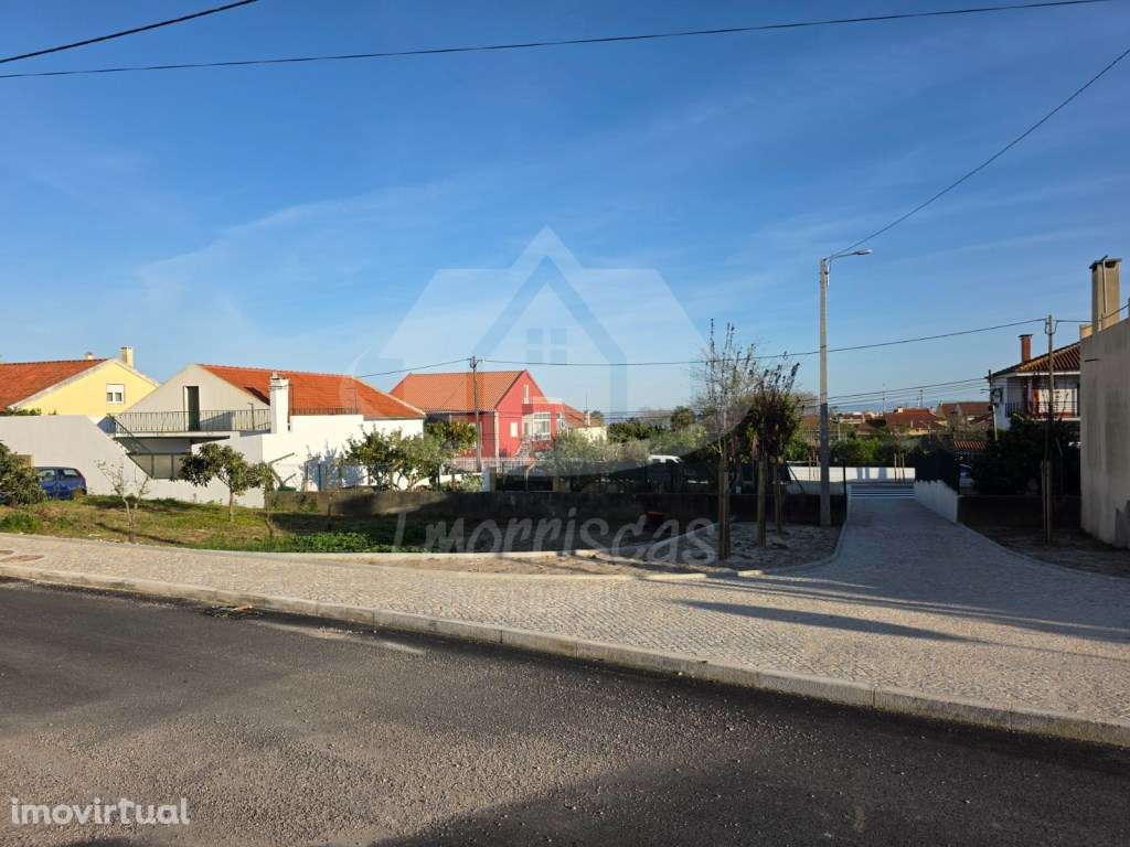 Terreno de gaveto urbano com 215 m², legalizado na Portela da Azóia - Grande imagem: 5/6