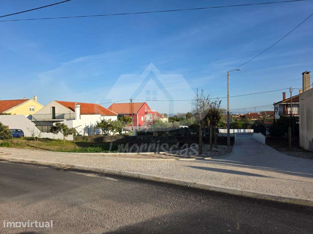 Terreno de gaveto urbano com 215 m², legalizado na Portela da Azóia - Grande imagem: 5/6