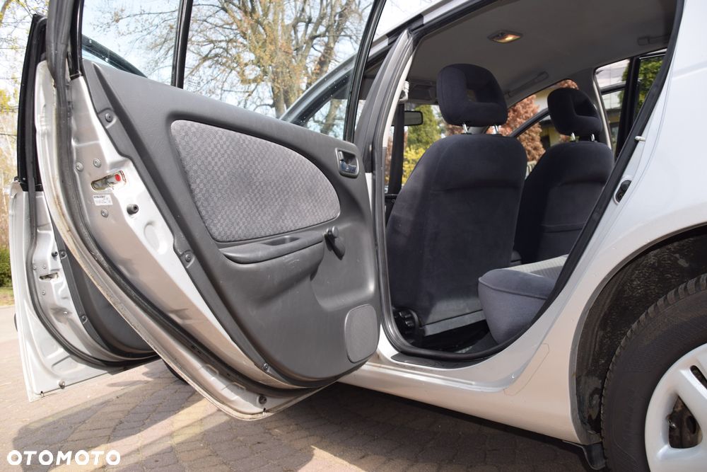 Toyota Avensis 1.6 VVT-i Terra - 17