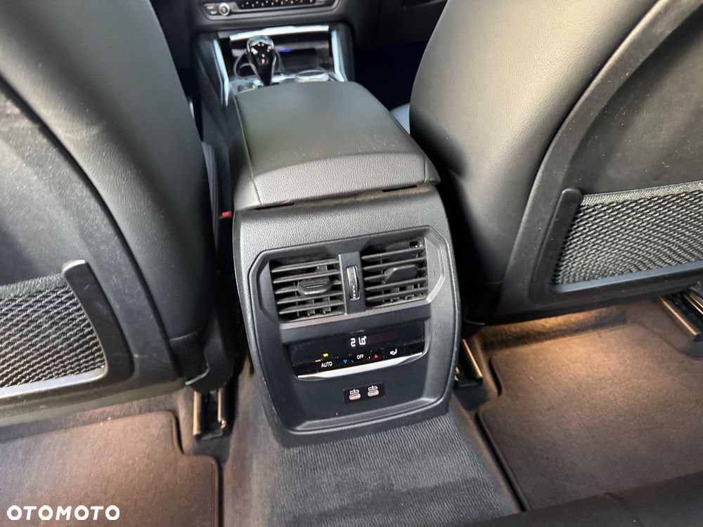 BMW Seria 3 318i M Sport sport - 30