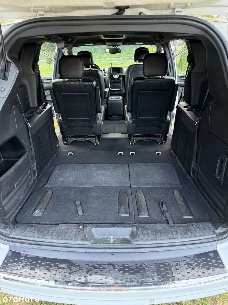 Chrysler Town & Country 3.6 Limited - 11