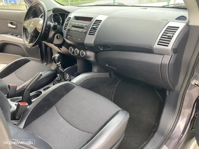 Mitsubishi Outlander 2.2 DI-D Intense - 24