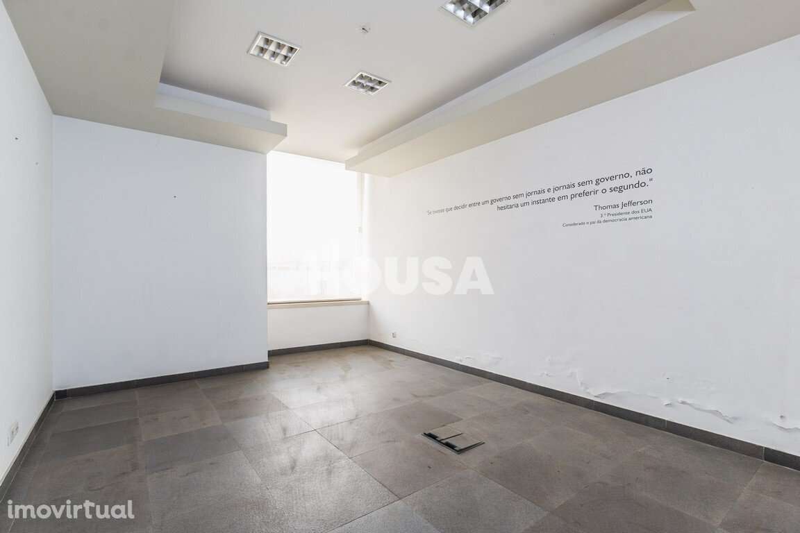 Prédios de 4 Pisos Junto à Estação de Comboios - Leiria - Grande imagem: 4/36