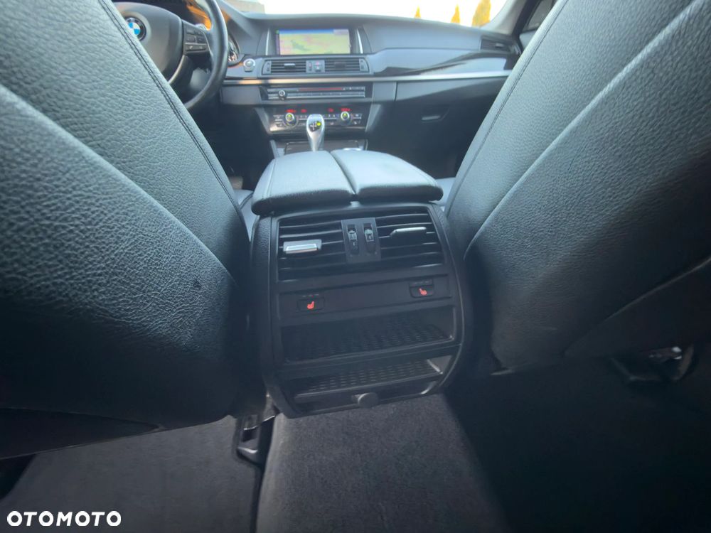 BMW Seria 5 528i xDrive Sport-Aut Luxury Line - 29