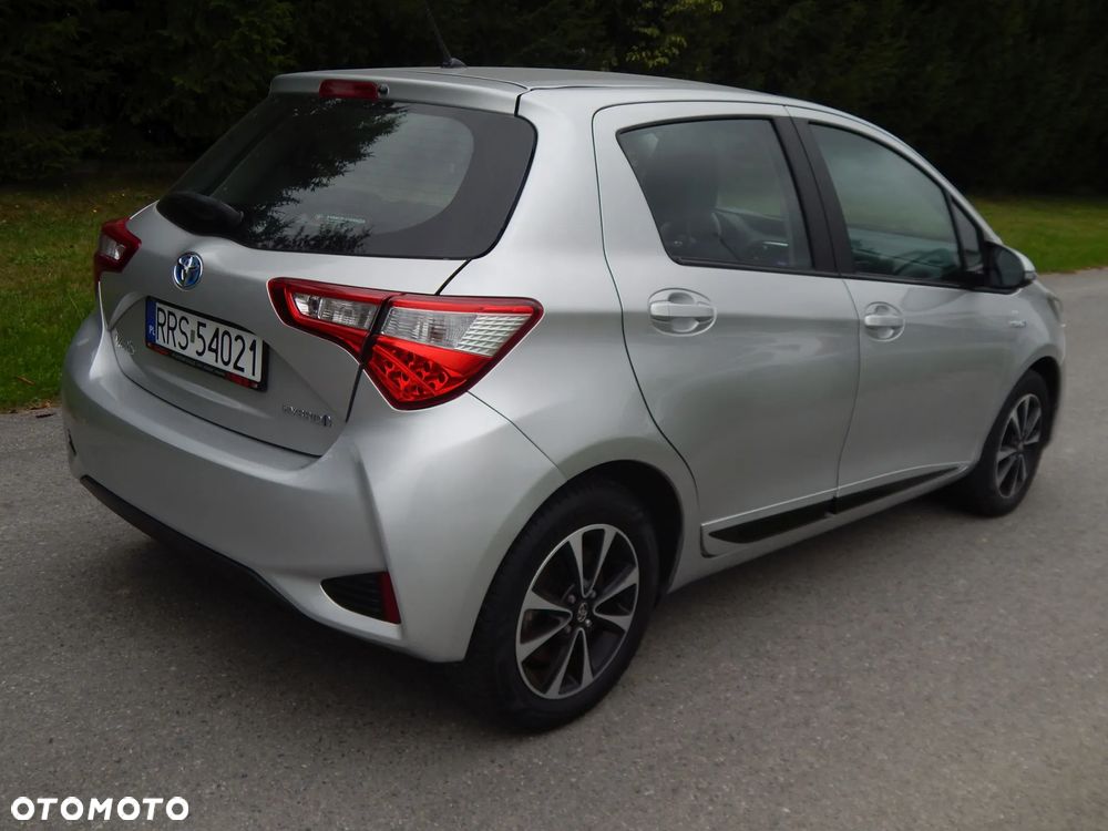 Toyota Yaris Hybrid 100 Premium - 8