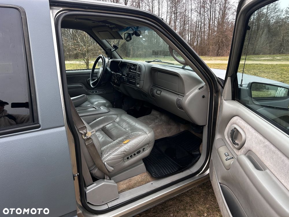 Chevrolet Suburban - 10