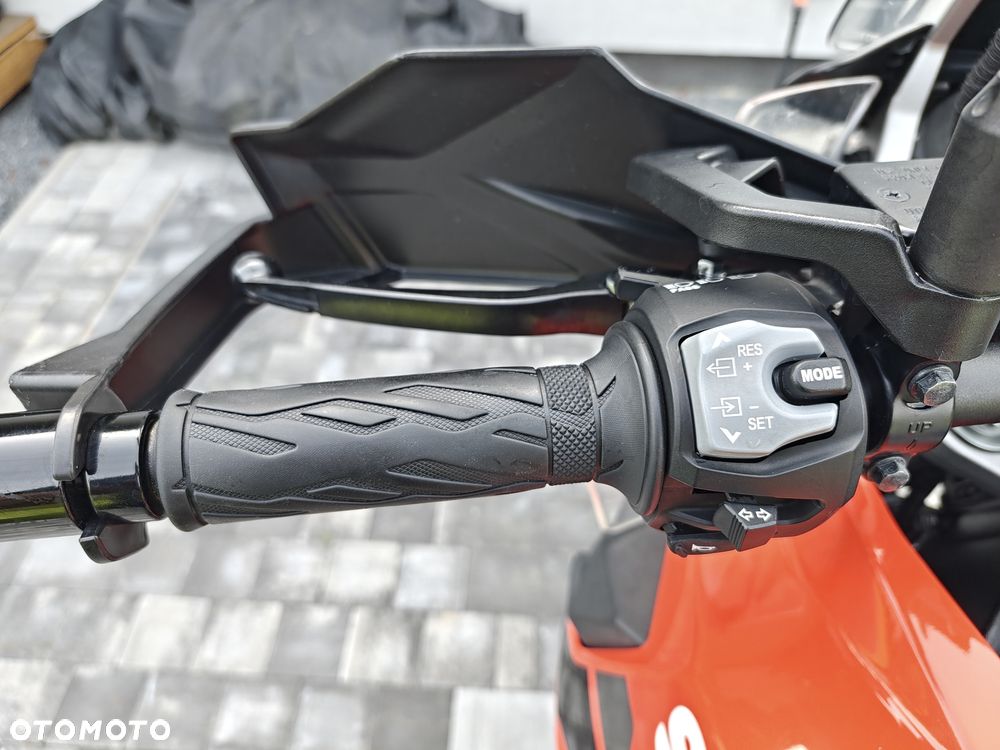 Suzuki V-STROM - 10