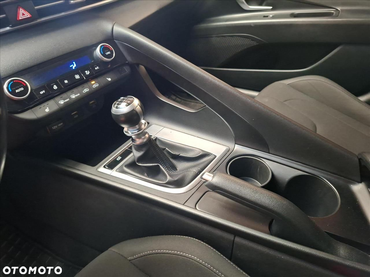 Hyundai Elantra 1.6 Smart - 16