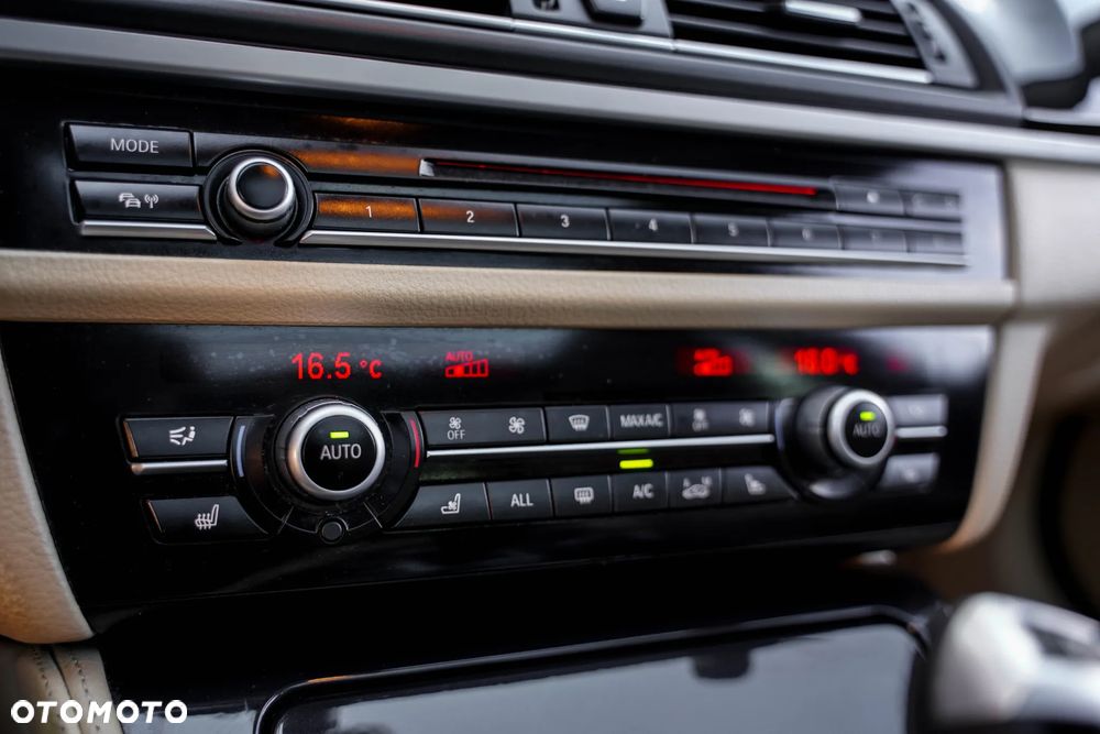 BMW Seria 5 525d xDrive Luxury Line - 24