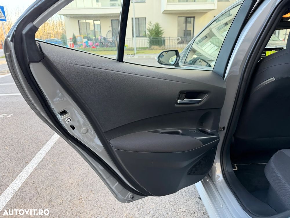 Toyota Corolla 1.8 HSD Business - 18