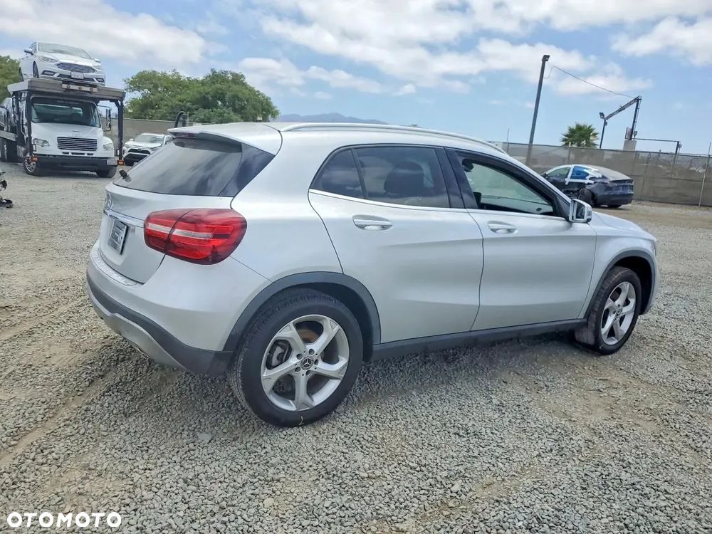 Mercedes-Benz GLA - 8