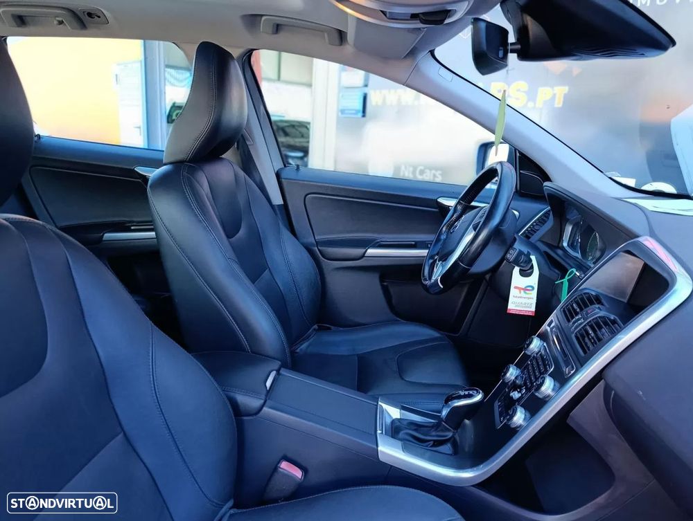Volvo XC 60 2.0 D4 Momentum Geartronic - 16