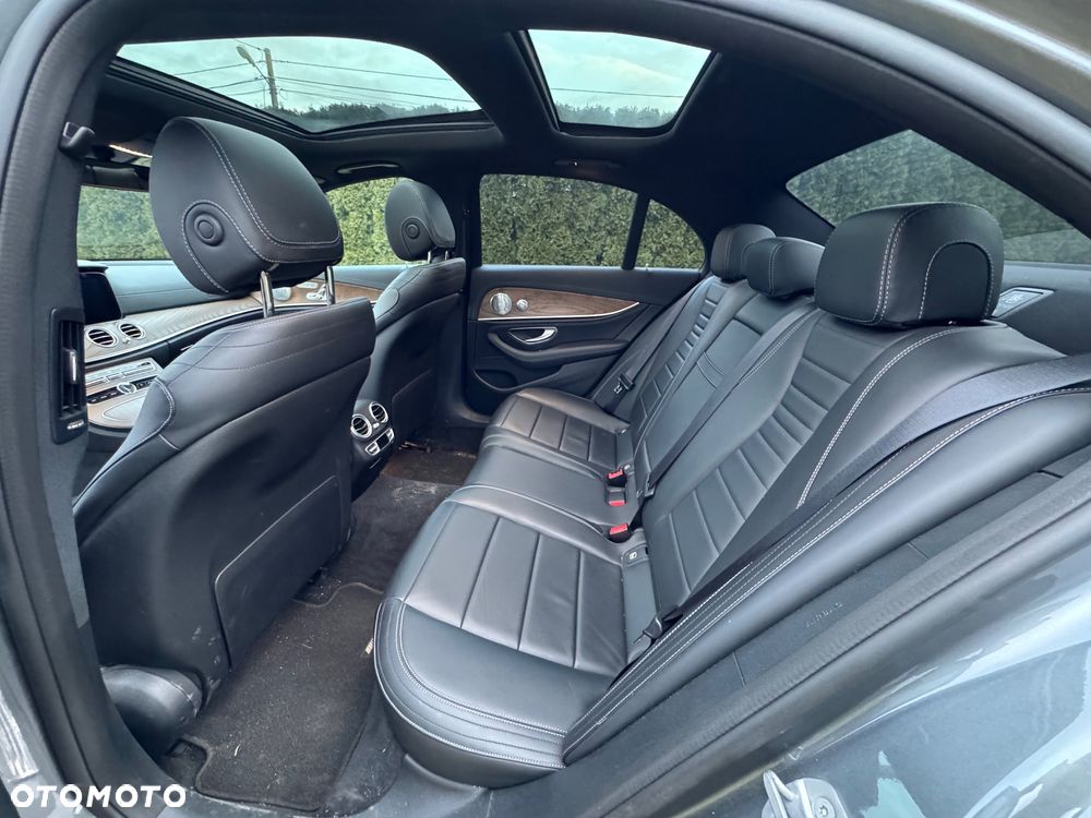 Mercedes-Benz Klasa E 400 4-Matic 9G-TRONIC - 35
