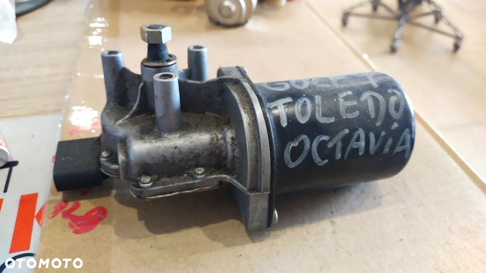 SILNIK WYCIERACZEK PRZEDNICH  TOLEDO OCTAVIA GOLF - 2
