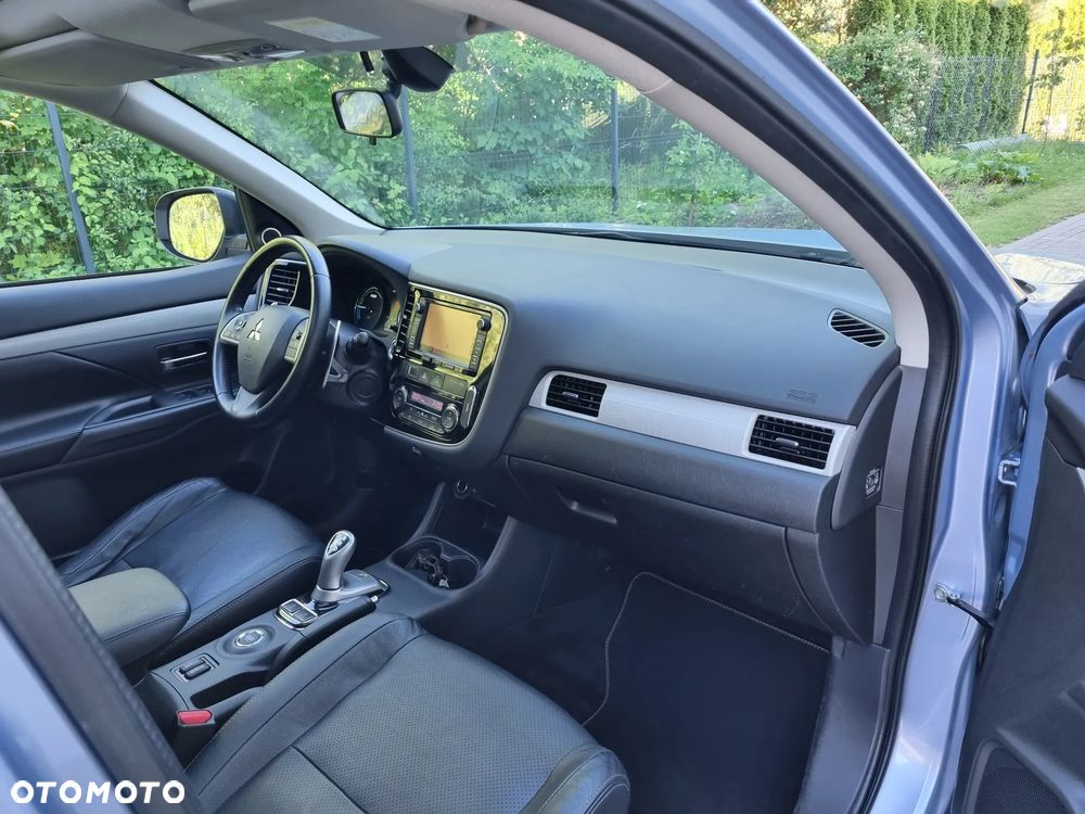 Mitsubishi Outlander Instyle NAVI + - 39