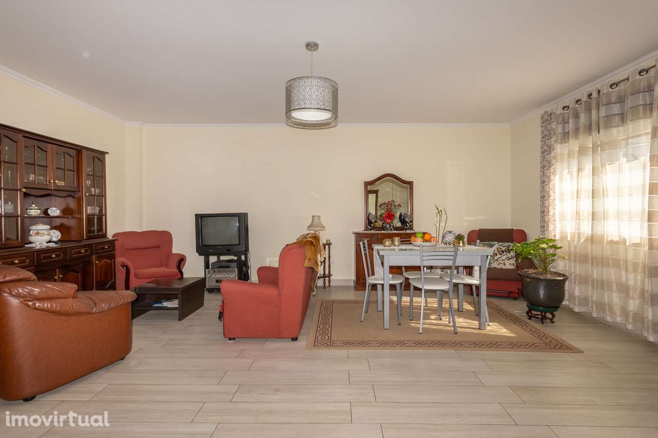 Andar de moradia T3 com terraço e cave muito espaçosa - Grande imagem: 2/37