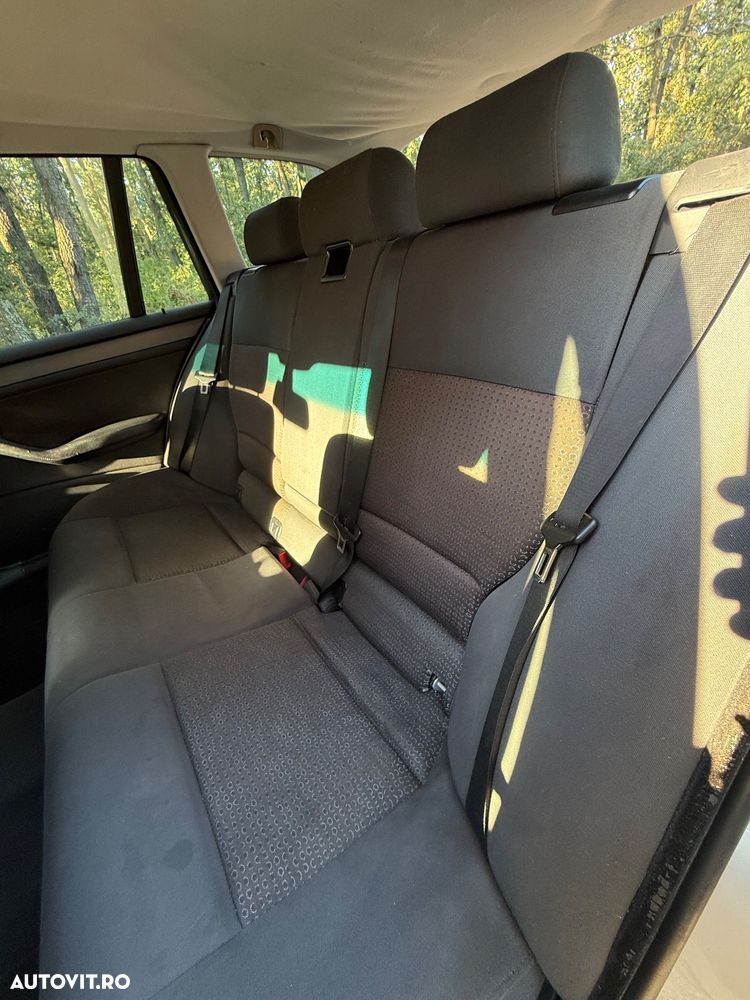 BMW Seria 3 318d Touring - 13