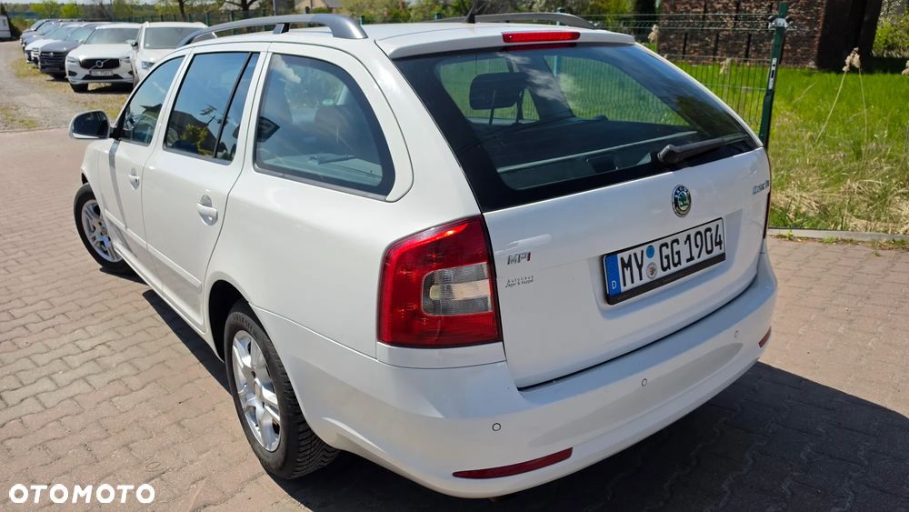 Skoda Octavia 1.6 Combi Ambiente - 24