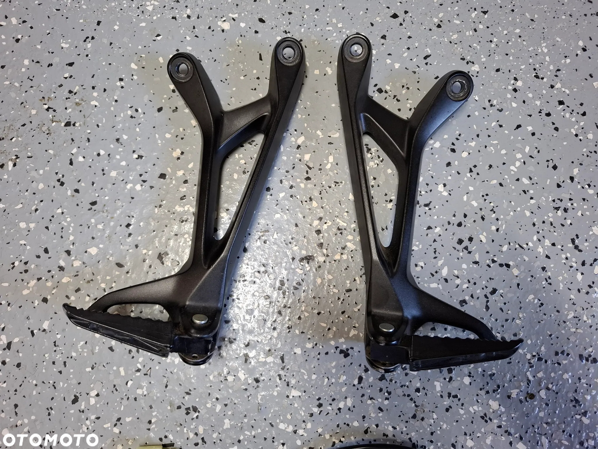 Suzuki GSXS 750 set podnóżek pasażera kierowcy - 3