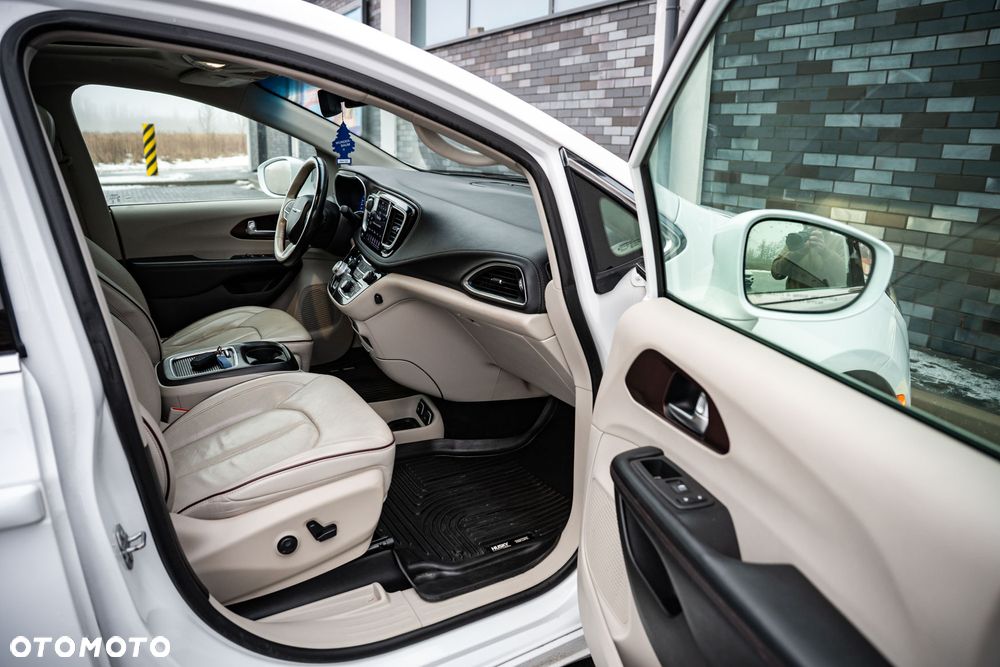 Chrysler Pacifica - 32