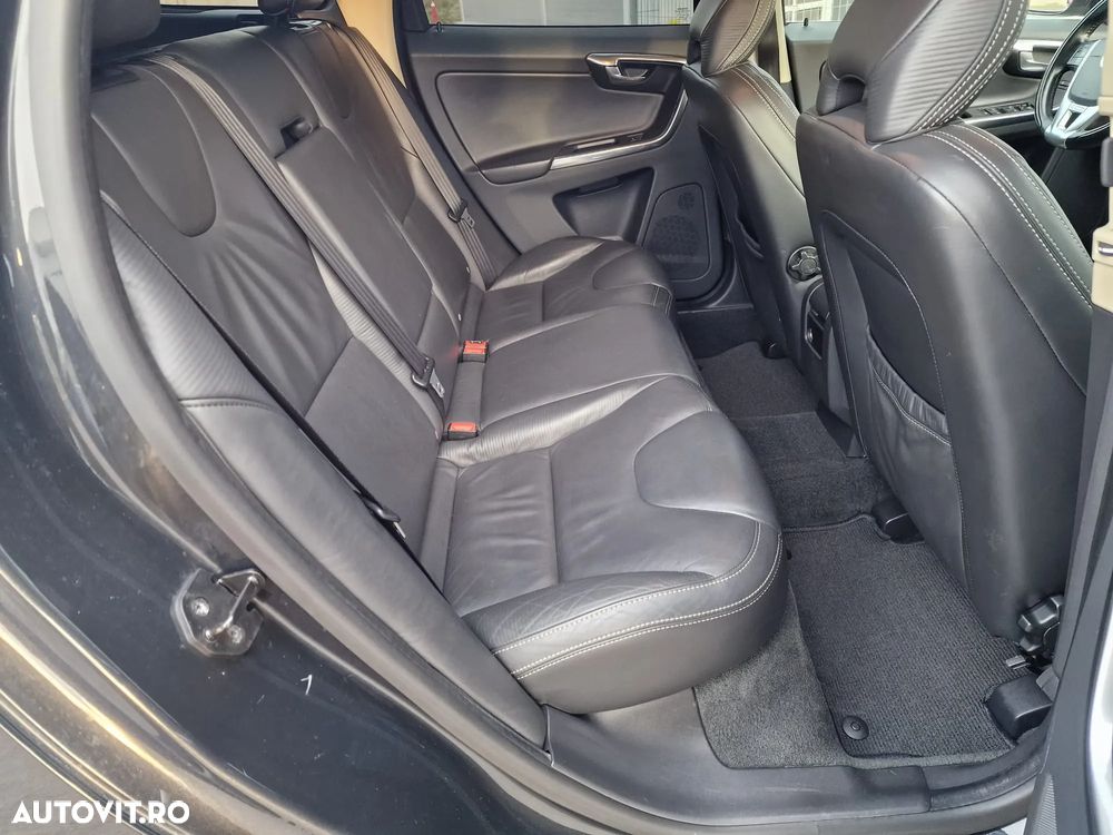 Volvo XC 60 2.4D AWD RDesign - 12