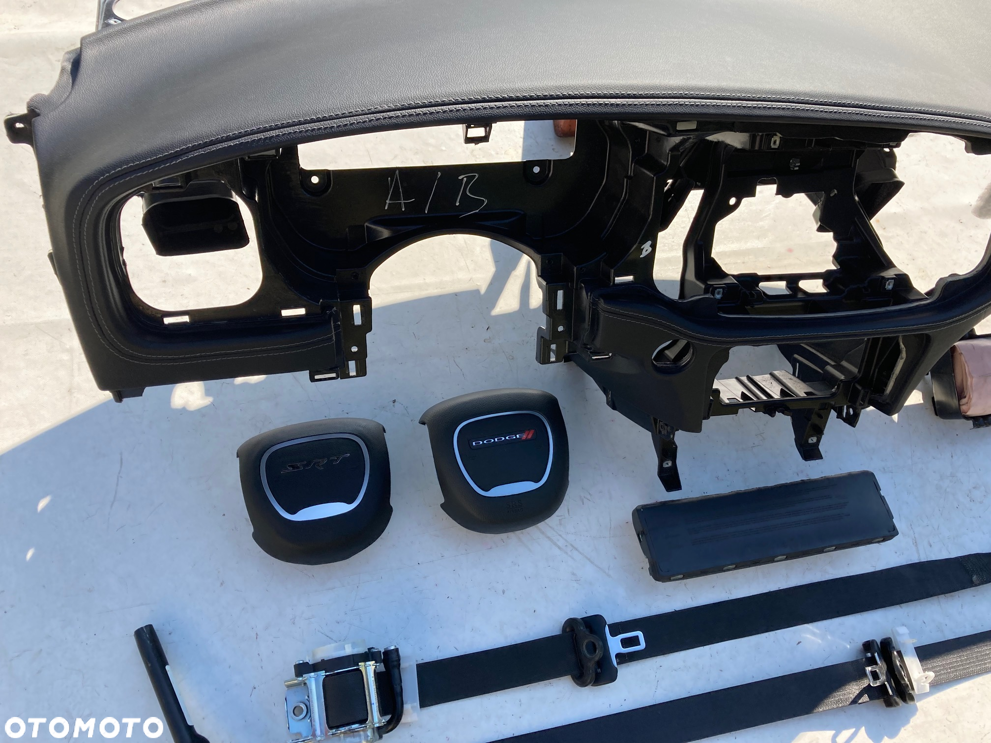 DODGE CHARGER DESKA SZYTA SKÓRA NIĆ KONSOLA KOKPIT PULPIT PÓŁKA PARAPET AIR BAG PODUSZKI AIRBAG PASY PAS KURTYNY AIRBAG FOTELA KOLAN PASY PAS Okazja Raz2 !!! - 3