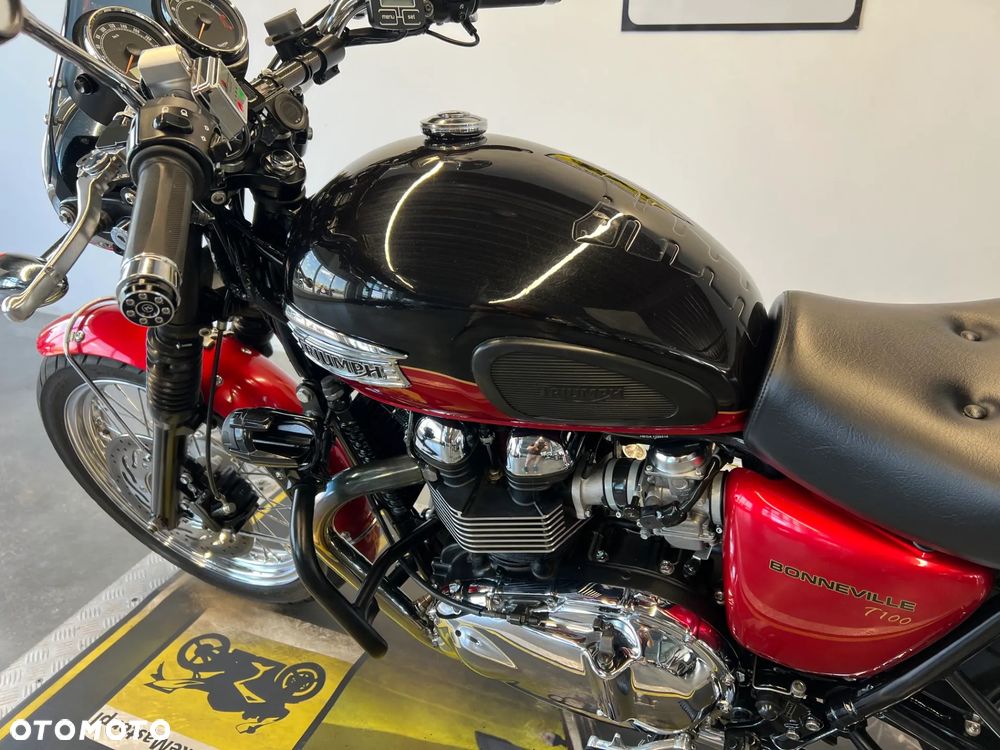 Triumph Bonneville - 12