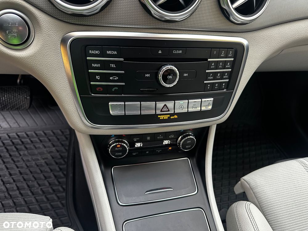 Mercedes-Benz GLA 180 7G-DCT - 22