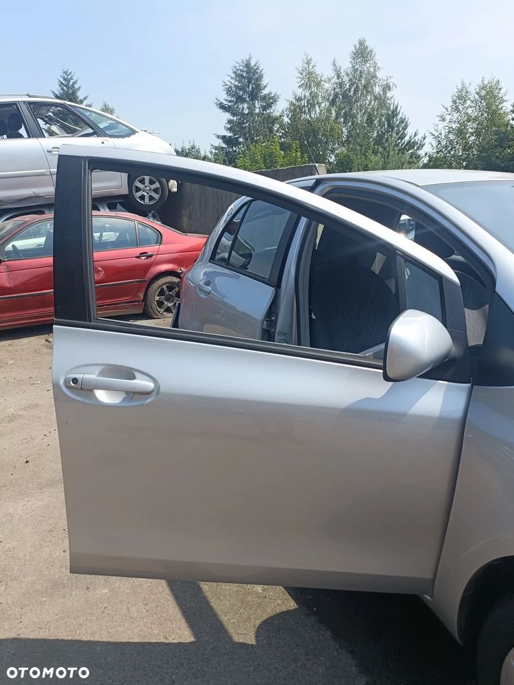 TOYOTA YARIS II 05-11 LIFT 2009 r. 1E7 5D HB drzwi prawy przód PP srebrne * - 12
