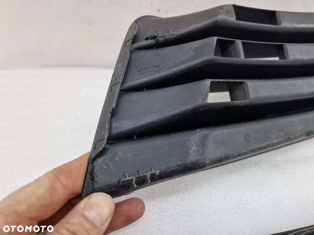 VW GOLF V 5 + PLUS 5+ LEWA KRATKA BOCZNA ZDERZAKA PRZEDNIEGO PRZÓD Z OPCJĄ BEZ HALOGENU BEZ HALOGENÓW  , NR 5M0853665 , NR AUKCJI E/66 - 7