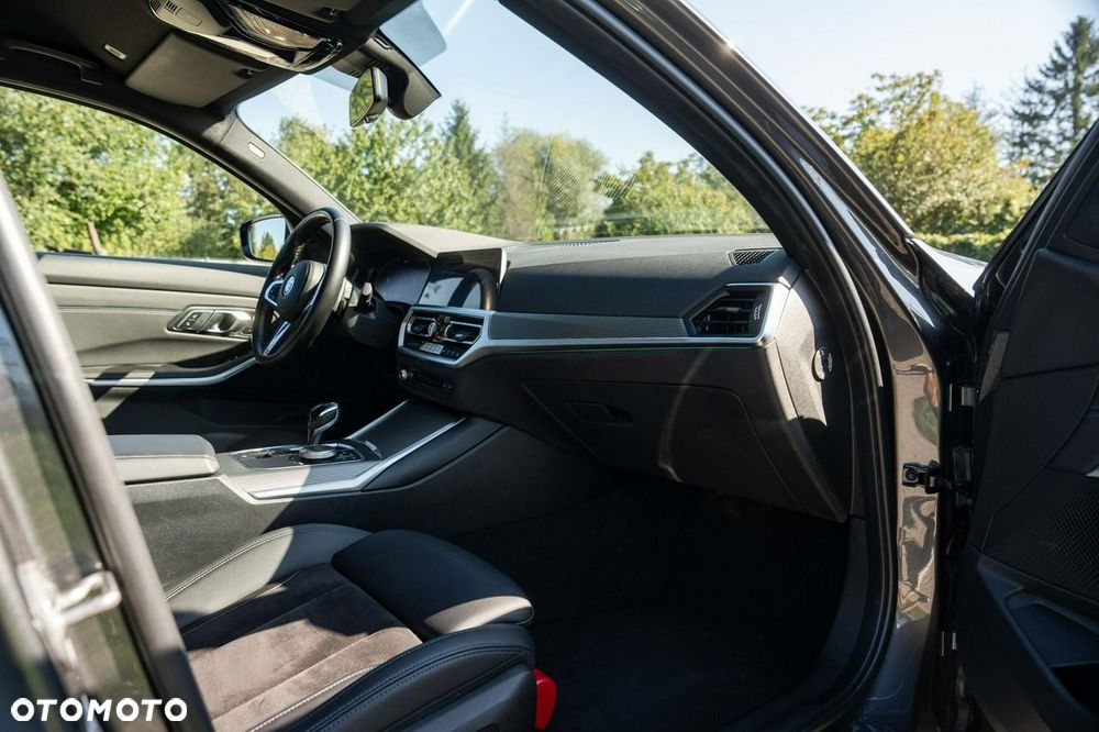 BMW Seria 3 330e PHEV M Sport - 28