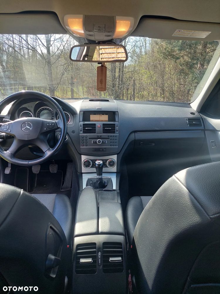 Mercedes-Benz Klasa C 180 CGI BlueEFFICIENCY Avantgarde - 15