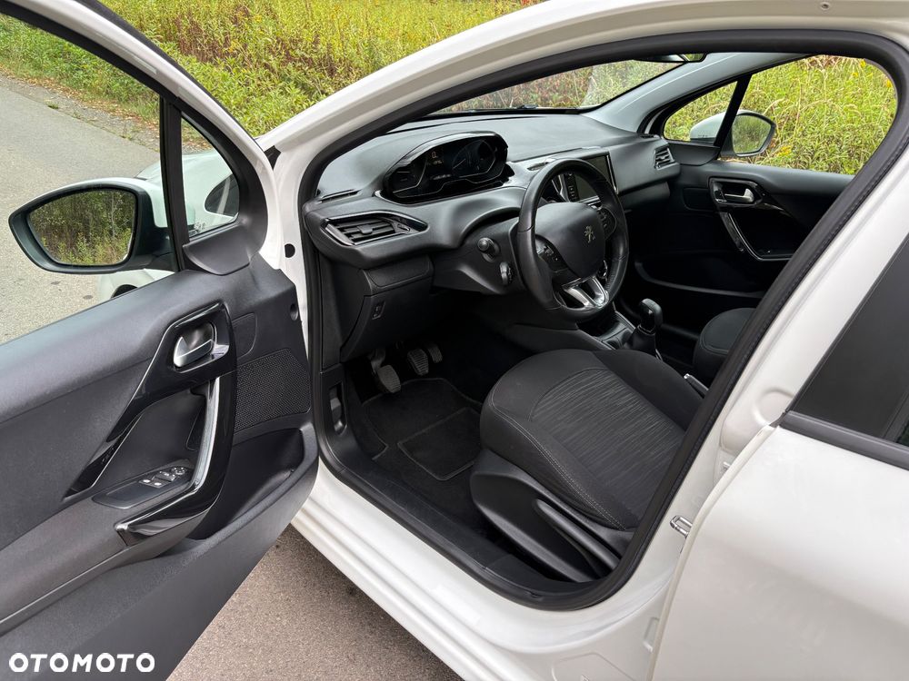 Peugeot 208 - 13