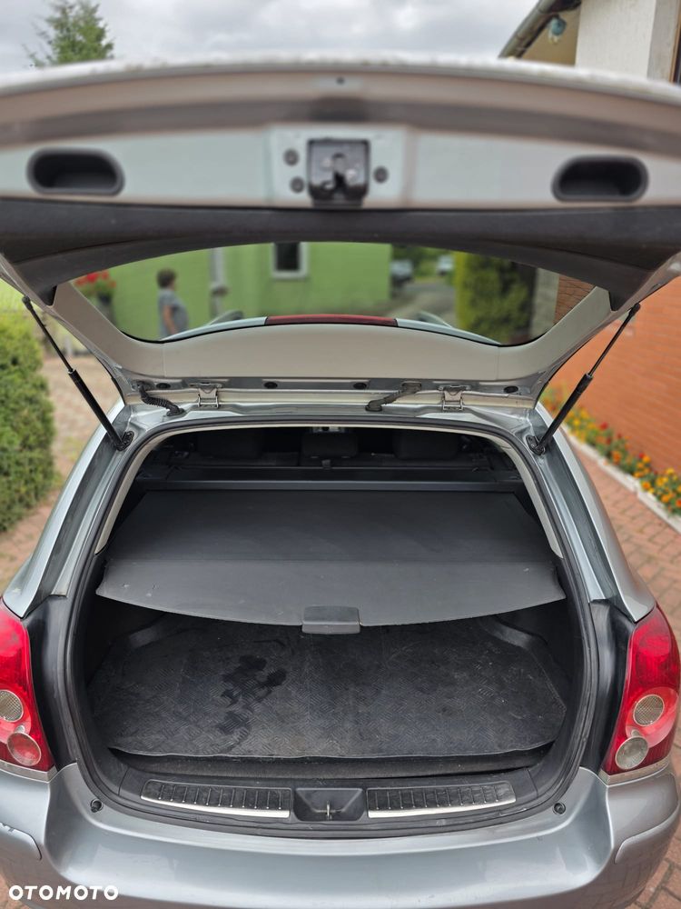 Toyota Avensis 2.0 D-4D Luna - 12