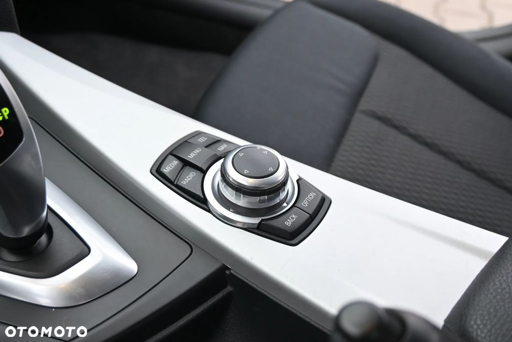 BMW Seria 3 320d DPF Edition Sport - 38