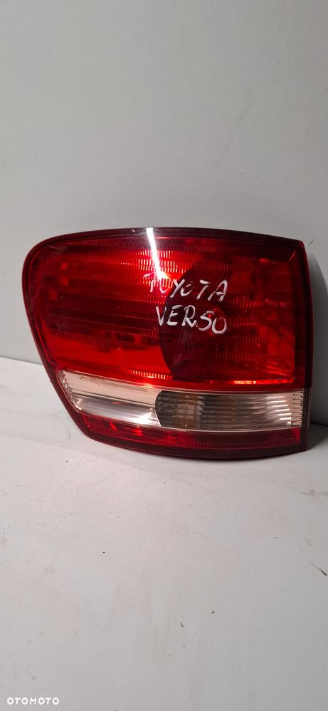 LAMPA LEWA TYLNA TOYOTA AVENSIS VERSO