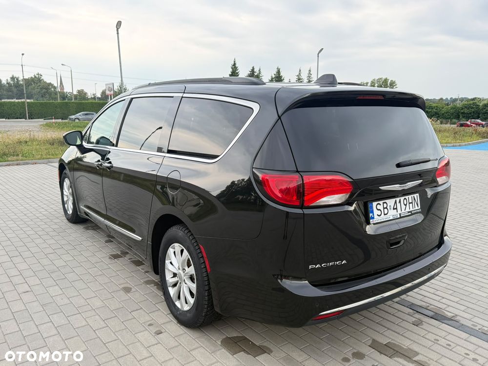 Chrysler Pacifica - 17