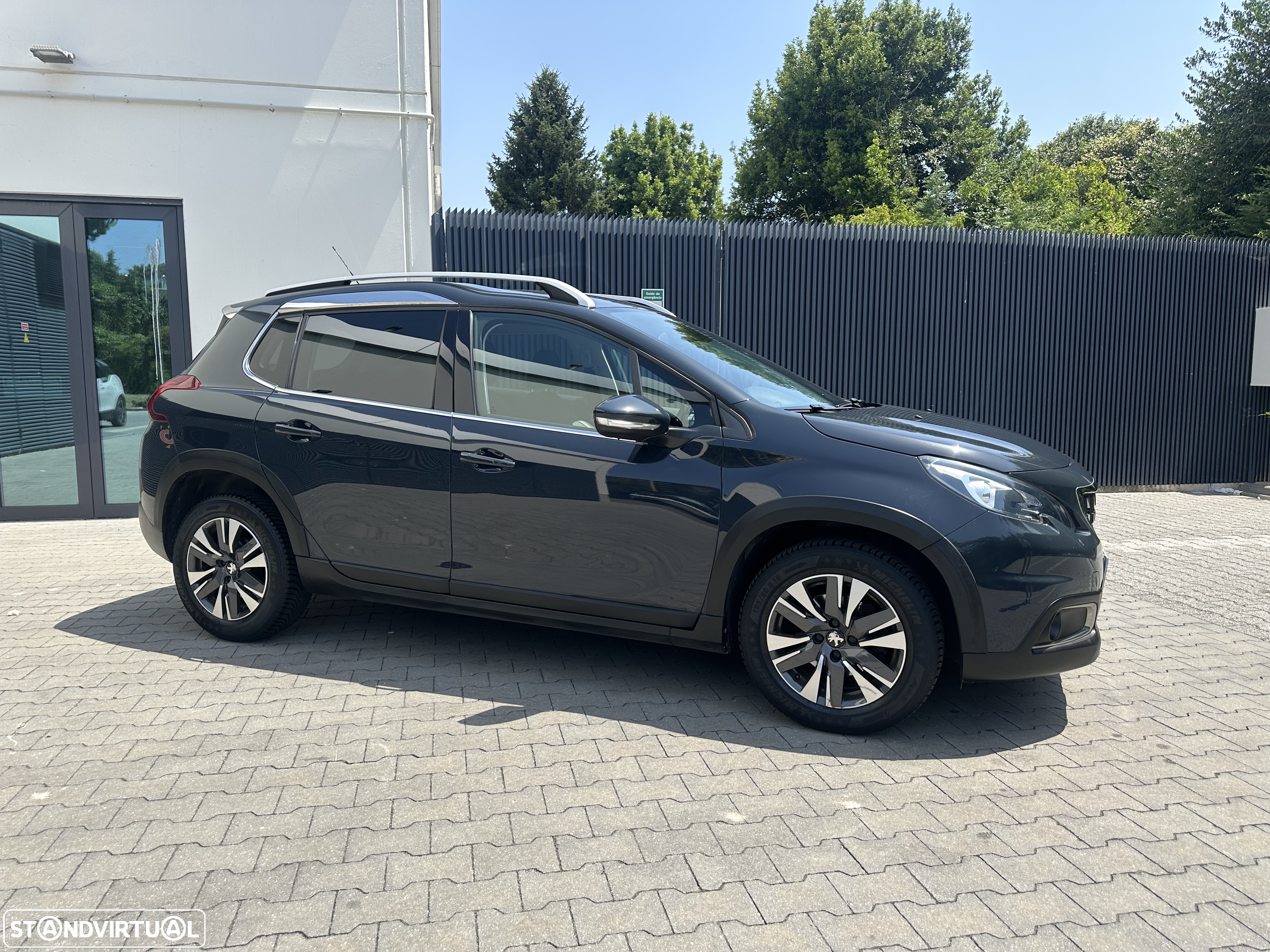 Peugeot 2008 1.2 PureTech Allure EAT6 - 4