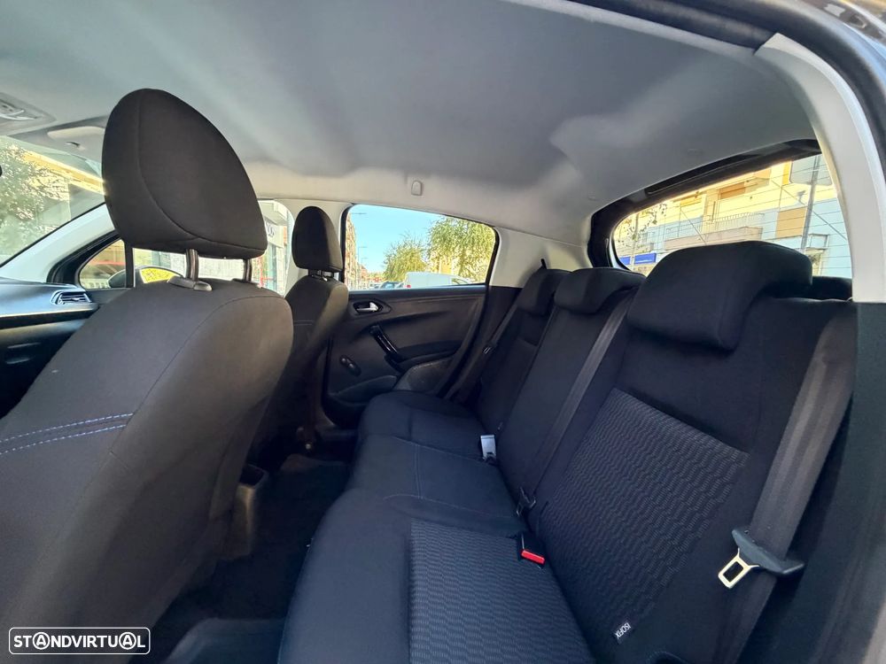 Peugeot 208 1.2 PureTech Style - 23